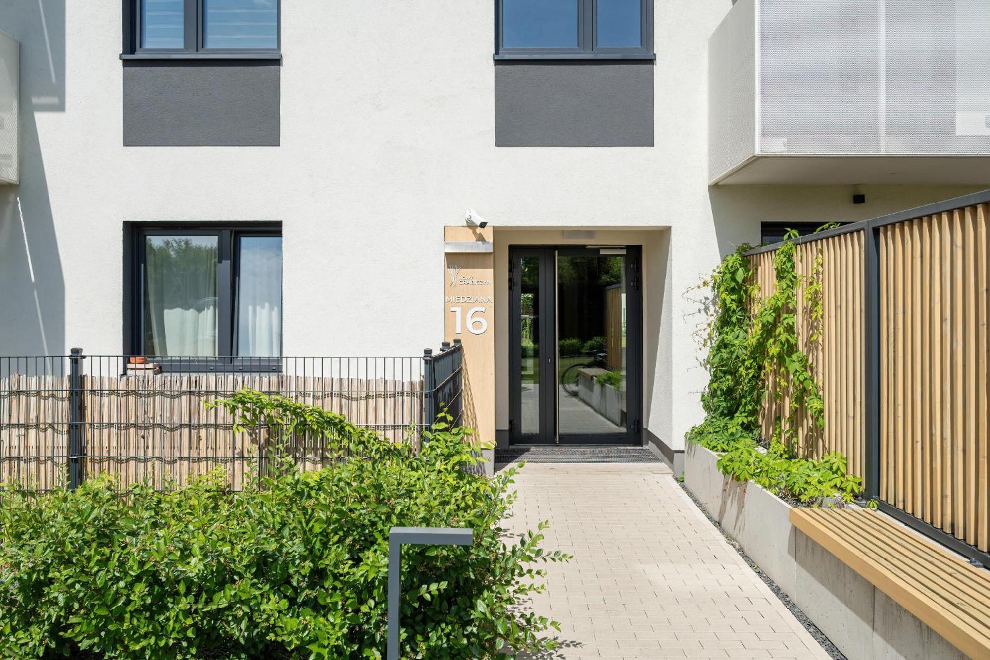 Miedziana Bright With Balcony And Parking By Renters * Wroclaw